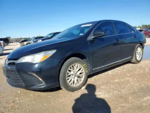 Toyota Camry LE 2.5L 4 2017