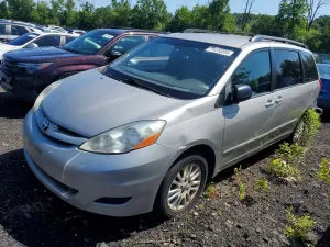 Toyota Sienna LE 3.5L 6 2010