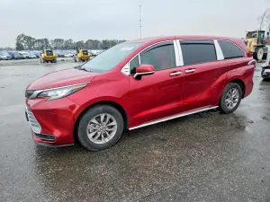 Toyota Sienna LE 2.5L 4 2022
