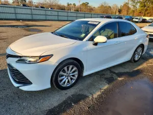 Toyota Camry LE 2.5L 4 2020