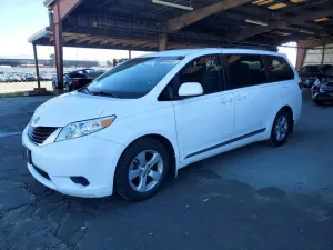 Toyota Sienna LE 3.5L 6 2013