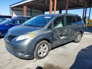 Toyota Sienna LE 3.5L 6 2014