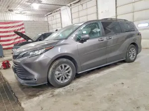 Toyota Sienna XLE 2.5L 4 2023