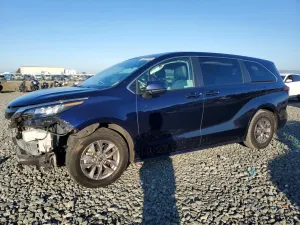Toyota Sienna LE 2.5L 4 2023