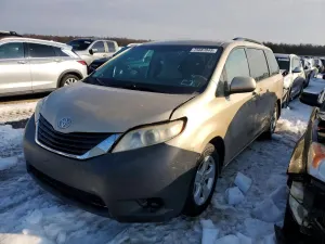 Toyota Sienna LE 3.5L 6 2011