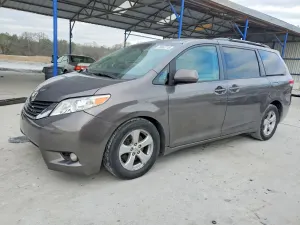 Toyota Sienna LE 3.5L 6 2011