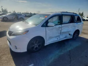 Toyota Sienna SPORT 3.5L 6 2015
