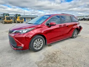 Toyota Sienna LE 2.5L 4 2025