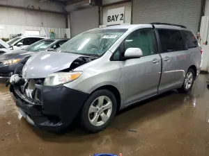 Toyota Sienna LE 3.5L 6 2016