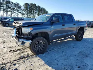 Toyota Tundra CREWMAX SR5 5.7L 8 2015
