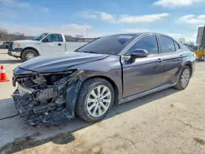 Toyota Camry LE 2.5L 4 2020