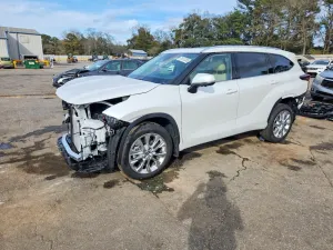 Toyota Highlander LE 2.4L 4 2025