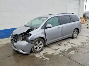 Toyota Sienna LE 3.5L 6 2013