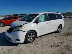 Toyota Sienna LE 3.5L 6 2014