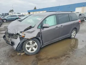 Toyota Sienna LE 3.5L 6 2011