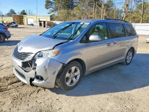 Toyota Sienna LE 3.5L 6 2012
