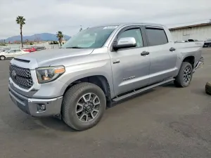 Toyota Tundra CREWMAX SR5 5.7L 8 2018
