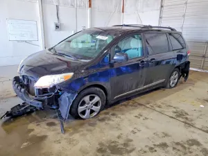 Toyota Sienna LE 3.5L 6 2014