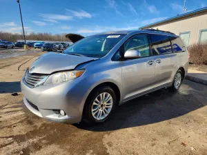 Toyota Sienna XLE 3.5L 6 2013