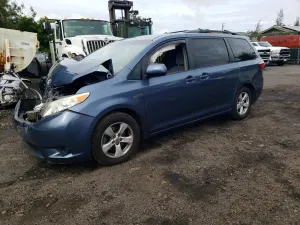 Toyota Sienna LE 3.5L 6 2015