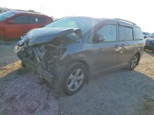 Toyota Sienna LE 3.5L 6 2013