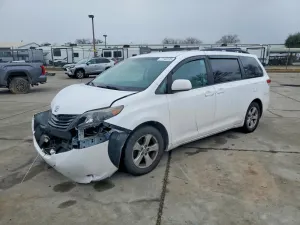 Toyota Sienna LE 3.5L 6 2011