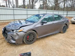 Toyota Camry SE 2.5L 4 2020
