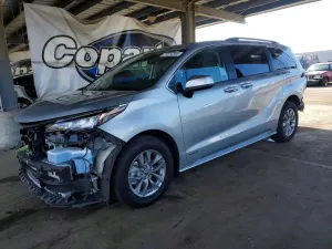 Toyota Sienna LE 2.5L 4 2021