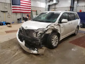 Toyota Sienna 3.5L 6 2015