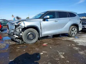 Toyota Highlander LE 2.4L 4 2024