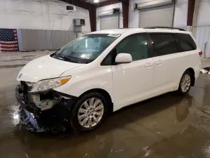 Toyota Sienna LE 3.5L 6 2011
