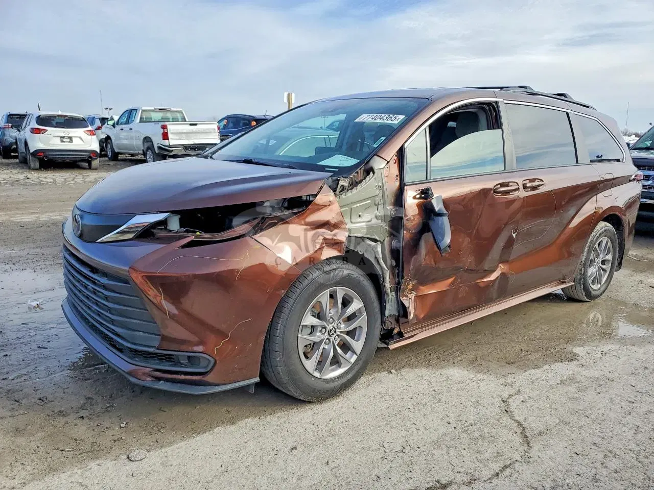 Toyota Sienna LE 2.5L 4 2022