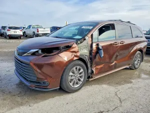 Toyota Sienna LE 2.5L 4 2022