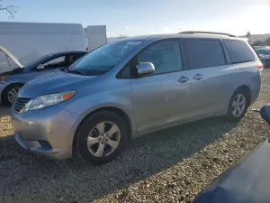 Toyota Sienna LE 3.5L 6 2013