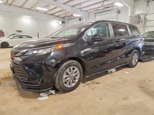 Toyota Sienna LE 2.5L 4 2023