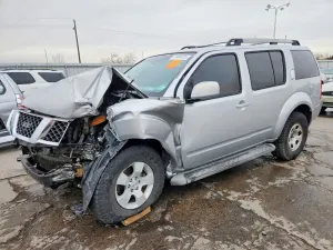 Nissan Pathfinder LE 4.0L 6 2005
