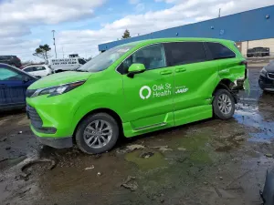 Toyota Sienna LE 2.5L 4 2024