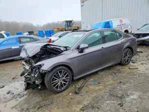 Toyota Camry XLE 2.5L 4 2021