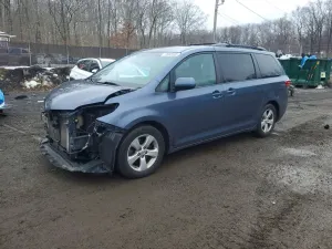 Toyota Sienna LE 3.5L 6 2015
