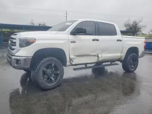 Toyota Tundra CREWMAX SR5 5.7L 8 2016