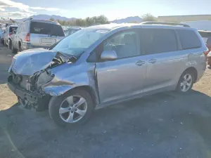 Toyota Sienna LE 3.5L 6 2015