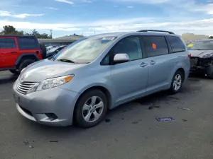 Toyota Sienna 3.5L 6 2015