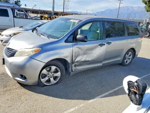 Toyota Sienna 3.5L 6 2013