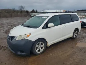 Toyota Sienna LE 3.5L 6 2012