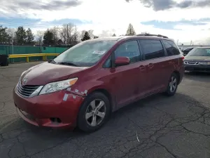 Toyota Sienna LE 3.5L 6 2013
