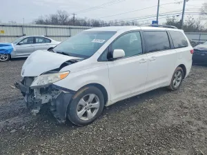 Toyota Sienna LE 3.5L 6 2015