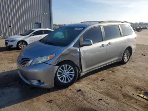 Toyota Sienna 3.5L 6 2015