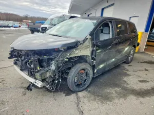 Toyota Sienna LE 2.5L 4 2022