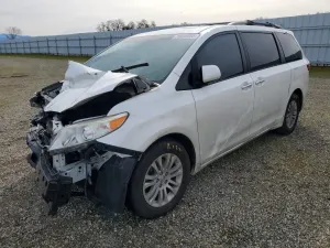 Toyota Sienna 3.5L 6 2016