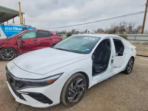 Hyundai Elantra 2.0L 4 2025
